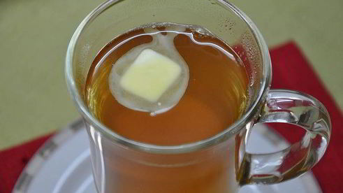 горячий яблочный напиток со специями и сливочным маслом