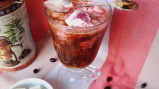 Кофе глясе с клубничным сорбе