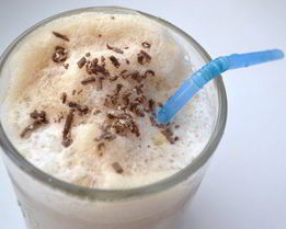 Зимний кофе фраппе с корицей и имбирем