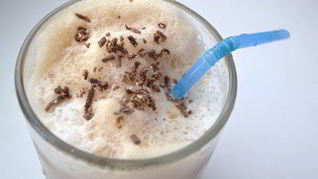Зимний кофе фраппе с корицей и имбирем