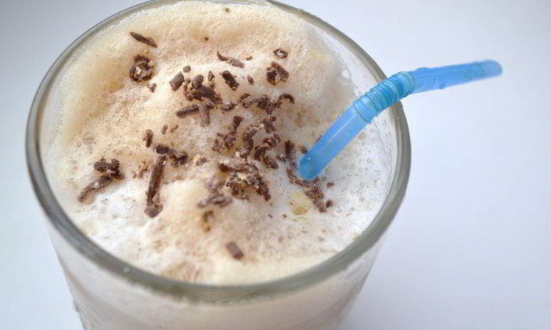 Рецепт зимнего кофе фраппе с корицей и имбирем