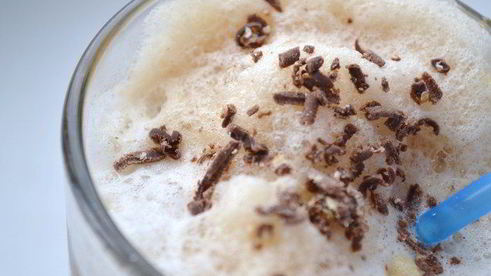 зимний кофе фраппе с корицей и имбирем