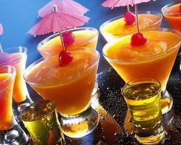 Коктейль с сорбетом из ананаса и персиков