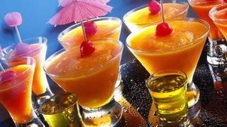 Коктейль с сорбетом из ананаса и персиков