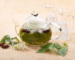 Напиток с земляникой и листом смородины