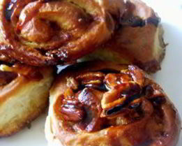 Ночные булочки с карамельным сиропом и орехами