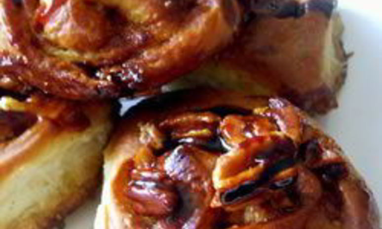 Рецепт ночных булочек с карамельным сиропом и орехами