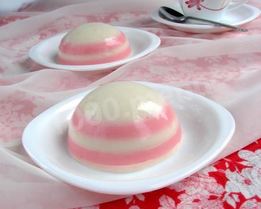 Полосатое желе из ряженки и сметаны с ягодным сиропом