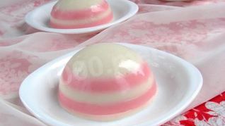 Полосатое желе из ряженки и сметаны с ягодным сиропом