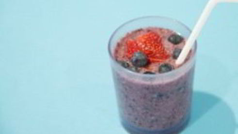 черничный смузи с бананом и кокосовым молоком