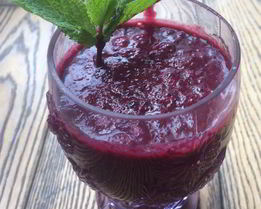 Смузи из ананаса и черной смородины