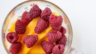 Смузи из манго и ягод