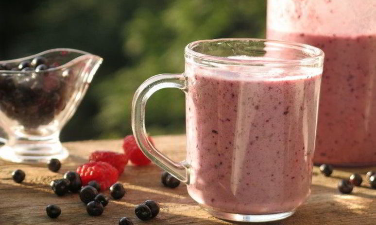 Рецепт смузей с ягодами и кислым молоком