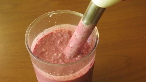 смузи с ягодами и кислым молоком