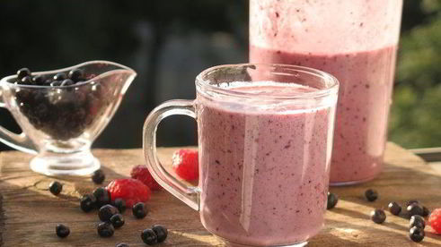 смузи с ягодами и кислым молоком