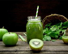 Смузи с зеленым чаем и яблоком