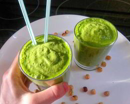 Зеленый смузи на фундучном молоке