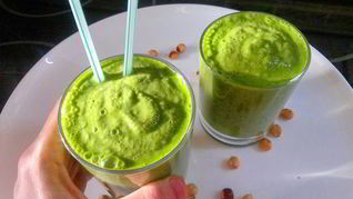 Зеленый смузи на фундучном молоке