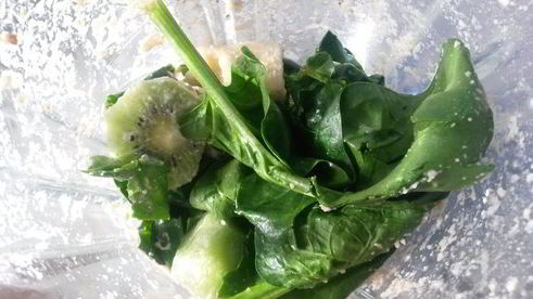 зеленый смузи на фундучном молоке