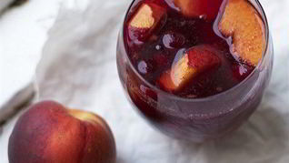 Вино красное с фруктами