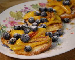 Ягоды и бананы на бриоши с кленовым сиропом