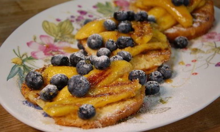 Рецепт ягод и бананы на бриоши с кленовым сиропом