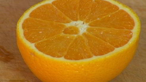 ягоды и бананы на бриоши с кленовым сиропом