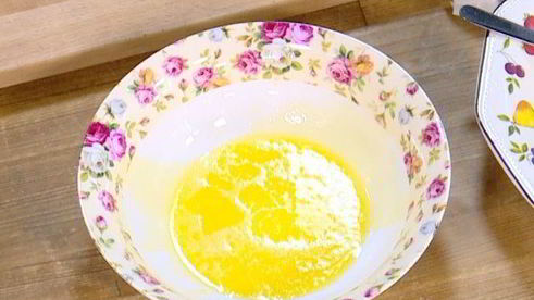 ягоды и бананы на бриоши с кленовым сиропом