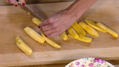 ягоды и бананы на бриоши с кленовым сиропом