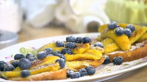 ягоды и бананы на бриоши с кленовым сиропом