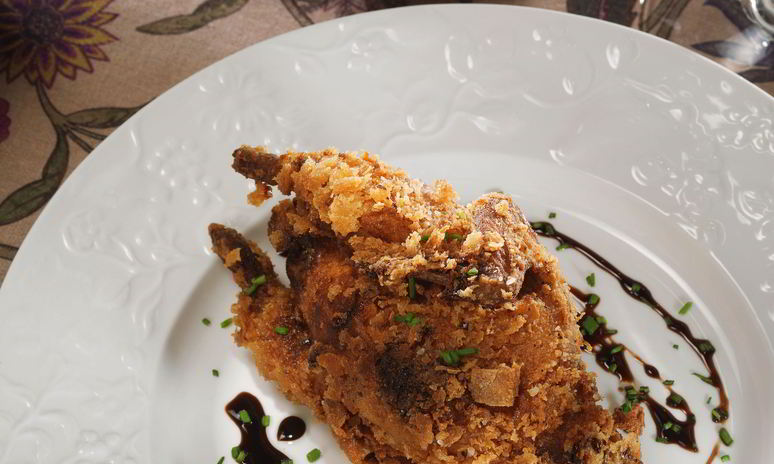 Рецепт жареных перепелок с вафлями и кленовым сиропом