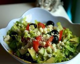 Греческий салат с авокадо