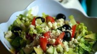 Греческий салат с авокадо