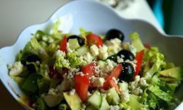 Рецепт греческого салата с авокадо