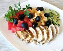 Греческий салат с куриной грудкой, арбузом и фетой