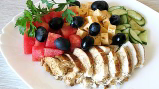 Греческий салат с куриной грудкой, арбузом и фетой