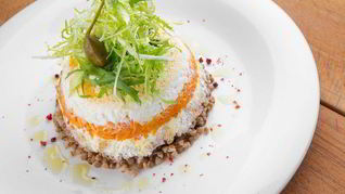 Слоеный салат с горбушей и гречкой