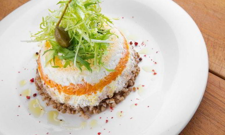 Рецепт слоеного салата с горбушей и гречкой