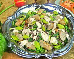 Теплый салат из гречки с колбасками и сыром