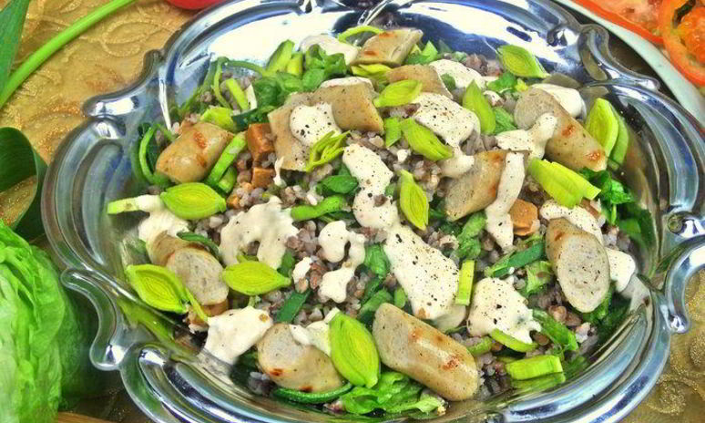 Рецепт теплого салата из гречки с колбасками и сыром