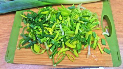 теплый салат из гречки с колбасками и сыром