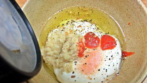 теплый салат из гречки с колбасками и сыром