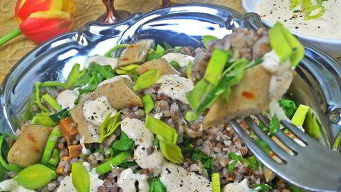 теплый салат из гречки с колбасками и сыром