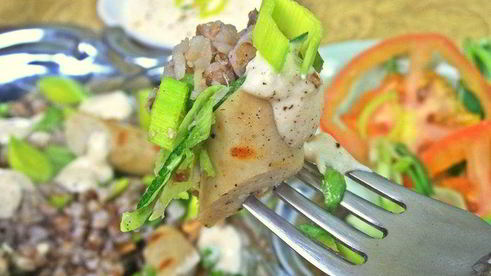 теплый салат из гречки с колбасками и сыром