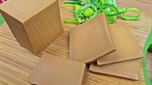 теплый салат из гречки с колбасками и сыром