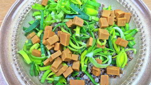 теплый салат из гречки с колбасками и сыром