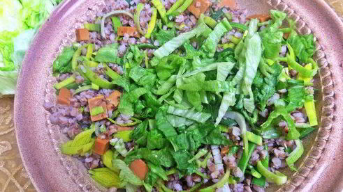 теплый салат из гречки с колбасками и сыром