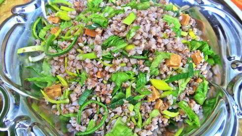 теплый салат из гречки с колбасками и сыром