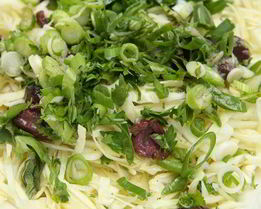 Капустный салат с оливками и чесночной заправкой