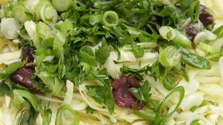 Капустный салат с оливками и чесночной заправкой